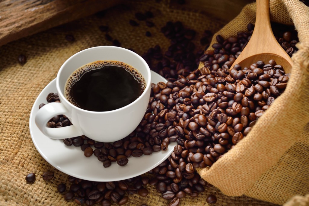 Giá cà phê nguyên liệu tăng, hai ông lớn Starbucks và Smucker hành động.